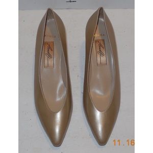 Amalfi Monica tan heels sz 7AA Genuine leather